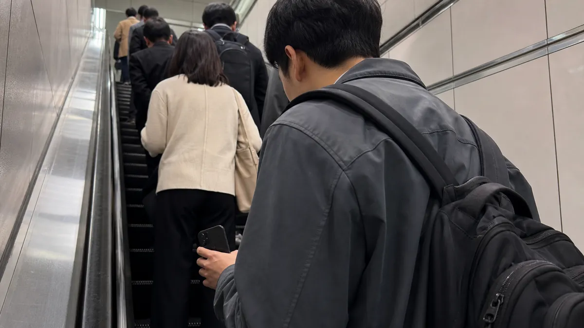 지하철 에스컬레이터 불법촬영 혐의 인정과 초범 기소유예 대응